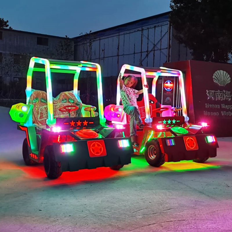 云南广场上的装甲战车非常受小朋友喜欢