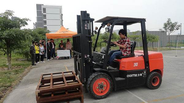 重庆考叉车证报名条件有哪些 基础不好考试容易过吗