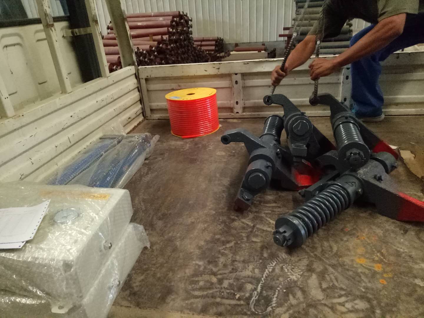 QZC6小型铸造简易气动阻车器600轨距22KG