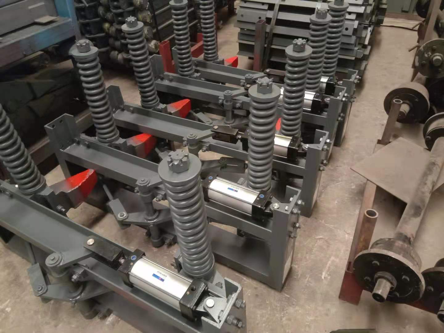 QZC6矿用抱轨式气动阻车器用于井口阻车