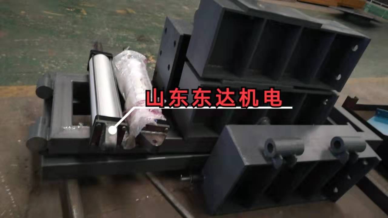 QDZM6气动挡车门主要应用于煤矿轨道运输路线中