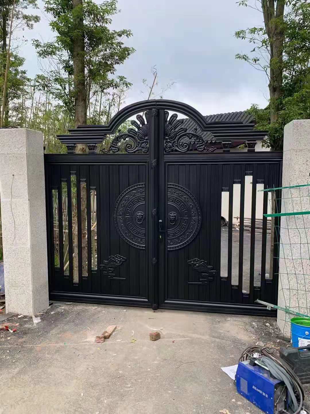 成都都江堰彩艺钢艺大门不锈钢栏杆