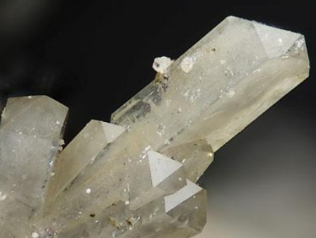 半宝石锆石空运进口报关代理注意事项