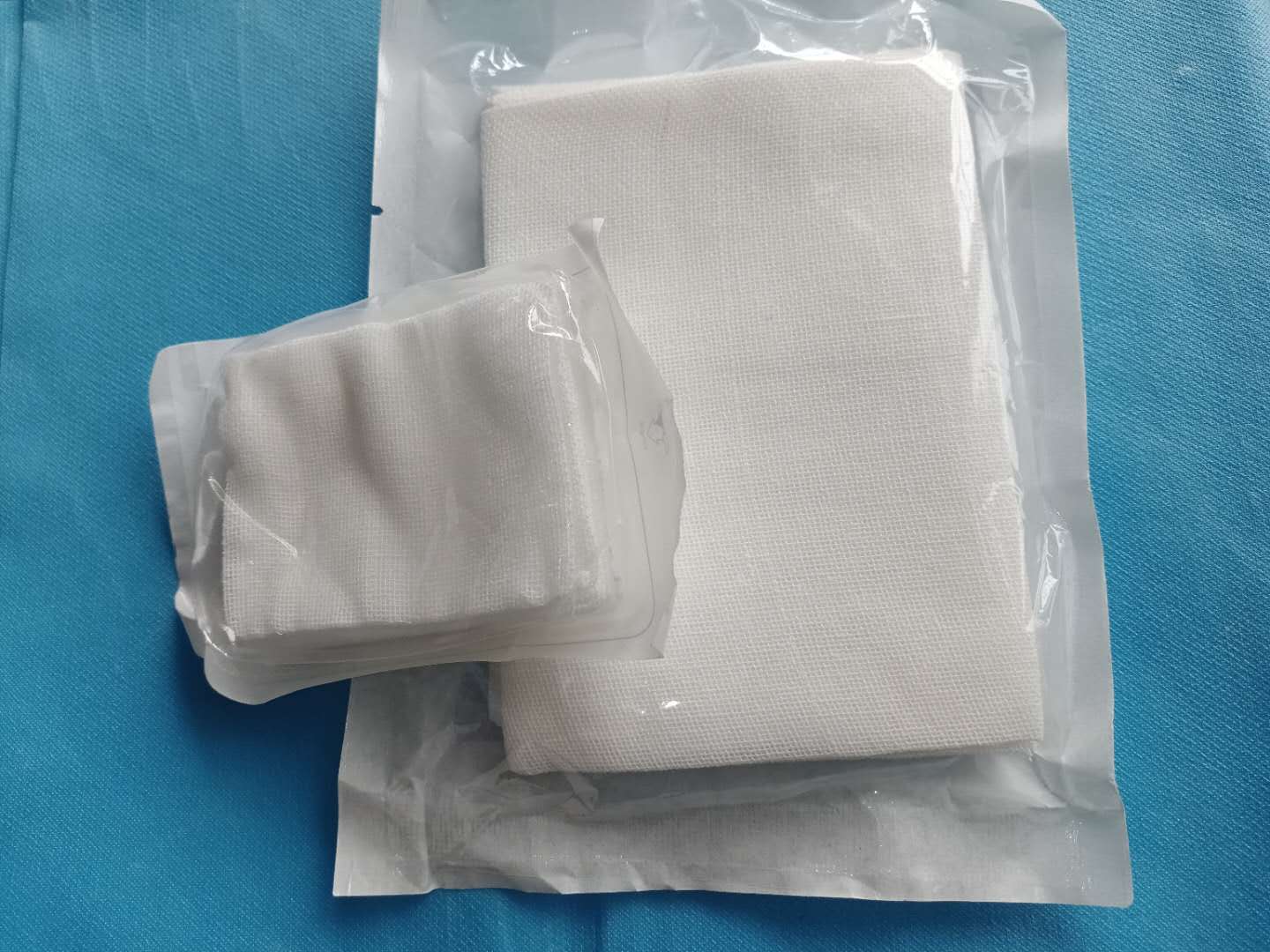 脱脂纱布块包扎伤口使用