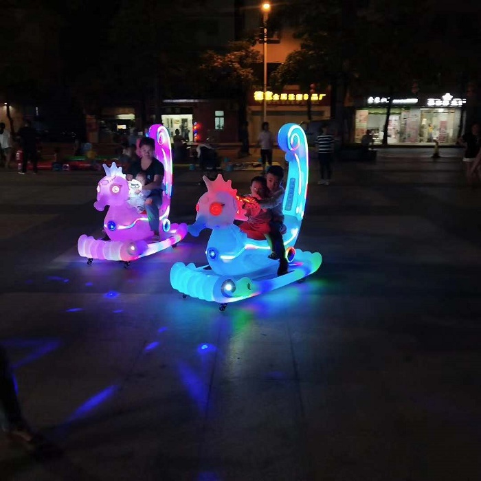 春节广场摆摊儿童玩具碰碰车热闹非凡