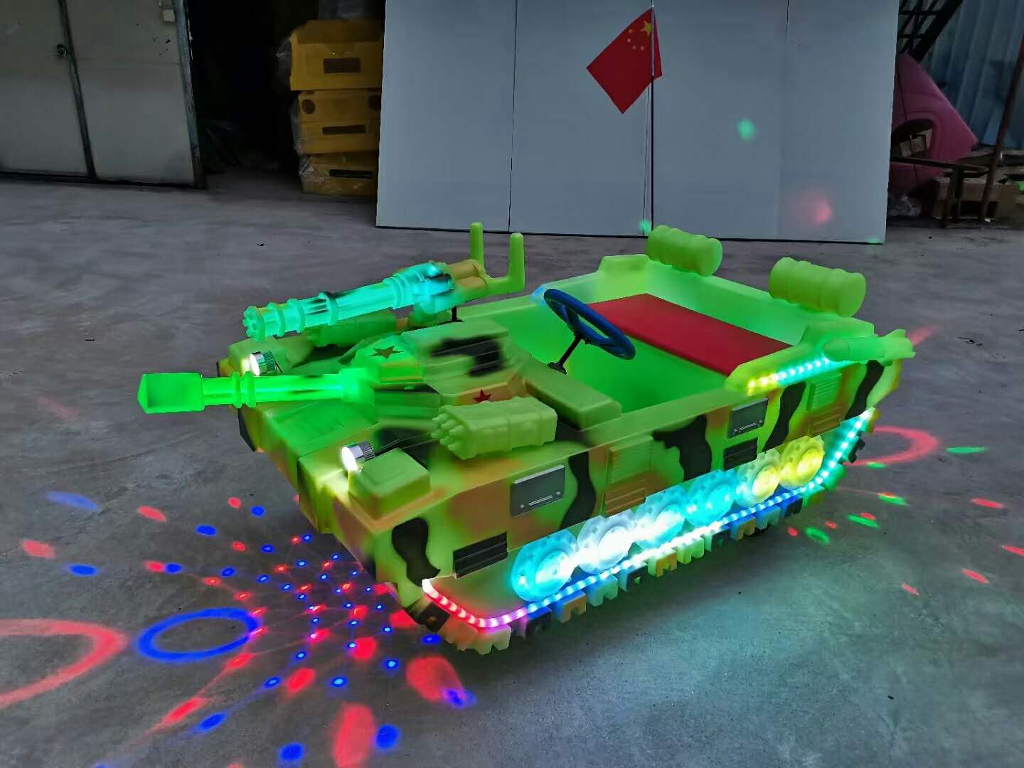 新款广场双人发光碰碰车坦克游乐车