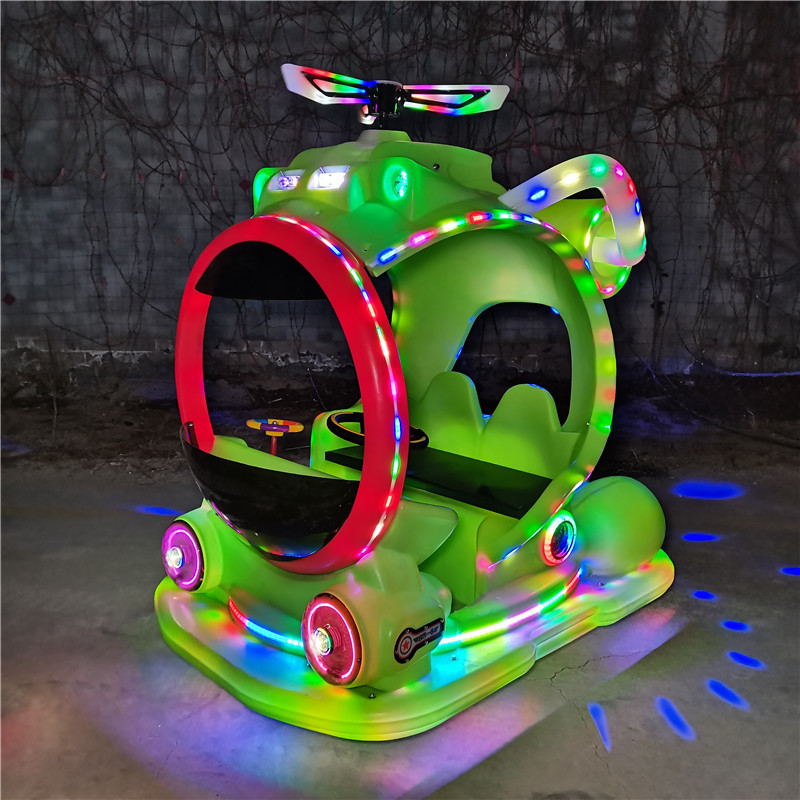 广场上经营***的电瓶双人碰碰车儿童玩具车